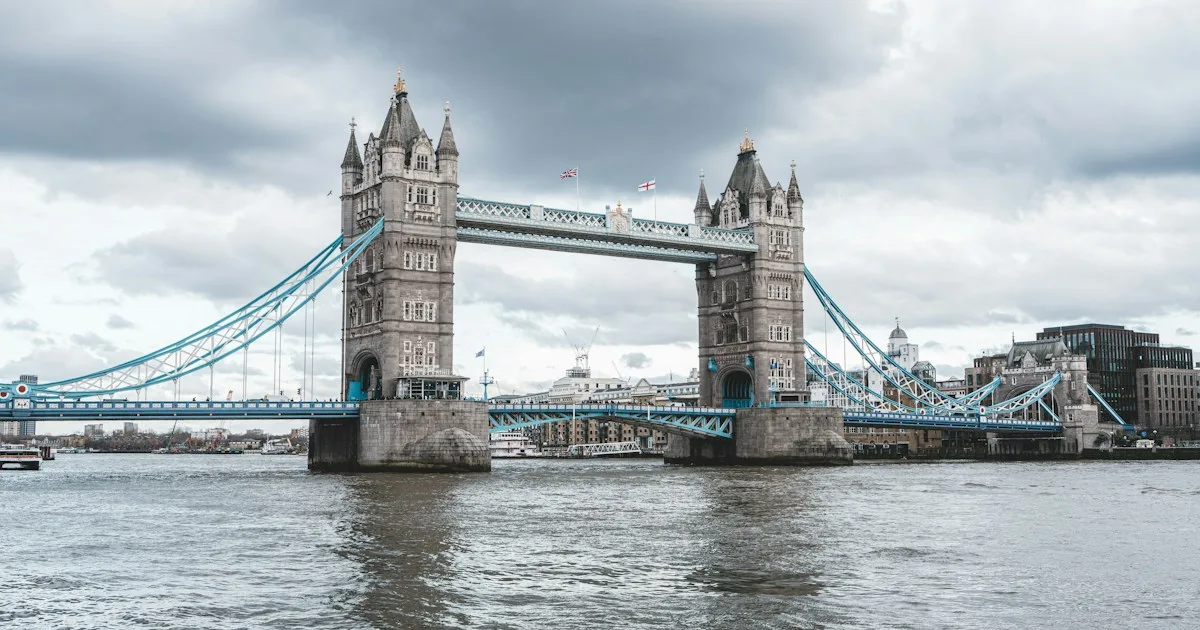 Londra’da Thames Nehri üzerindeki Tower Bridge